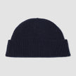Marineblå ulllue i ribbestrikket stil med brettet kant.
