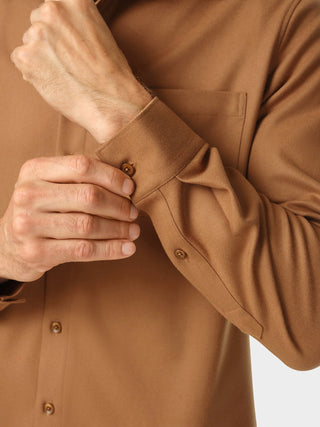 En person som retter på mansjetten med knapper på en Casual Shirt Camel.