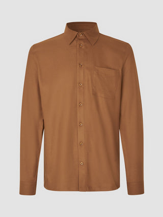 Casual Shirt Camel, en brun skjorte med lange ermer og knapper, brystlomme og et rent, skandinavisk design.