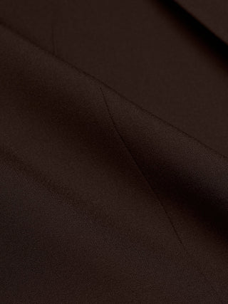 Nærbilde av «Women’s Essential Fitted Blazer» i fargen Espresso med markante stofffolder.