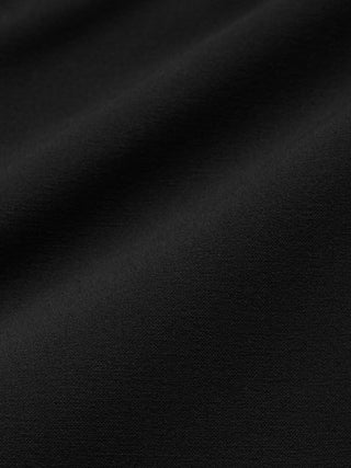 Nærbilde av Essential Shorts Black i stoff med myke folder.