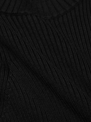 Nærbilde av en svart, finstrikket ribbvest for kvinner.
