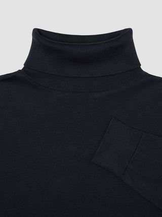 Svart, fintstrikket turtleneck i en myk blanding av modal og bomull.