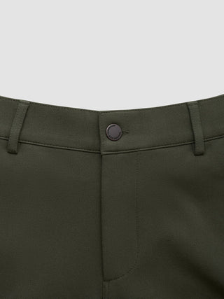 Nærbilde av GEN2™-shorts i dempet grønt med en knapp med logo på linningen.