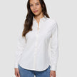 Kvinne iført en Women’s Oxford Shirt White Orchid Slim, som er stappet inn i blå jeans.