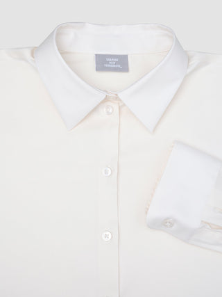 Oxford-skjorte for kvinner, White Orchid Slim, i et rent, skandinavisk design med spiss krage og brettede mansjetter.