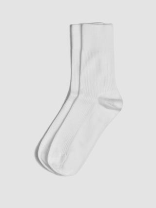 Et par «Socken 2er Pack White»-ribbestrikkede ankelstrømper i et minimalistisk skandinavisk design.
