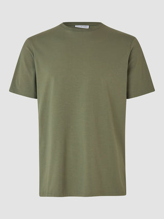 En Supima-T-skjorte i fargen «Clover Green» med design fra Skandinavisk.