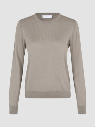 Langermet genser med rund hals i finstrikk, farge «Dark Sand», i skandinavisk design.