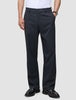 En person som har på seg mørkeblå Atelier Pants Relaxed Dark Navy i brutt twill og sorte skinnloafers.