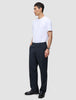 En mann kledd i en hvit T-skjorte og Atelier Pants Relaxed Dark Navy i brutt twill-vev.