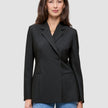 En kvinne har på seg en svart Women’s Avira Blazer Black med én knapp over blå jeans.