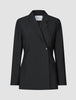 Avira-blazer for damer i svart, med skrå krage og to synlige knapper i et klassisk dobbeltradet design.