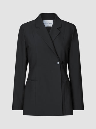 Avira-blazer for damer i svart, med skrå krage og to synlige knapper i et klassisk dobbeltradet design.