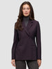 En person som har på seg en Women’s Avira Blazer Burgundy Berry over en grå turtleneck.