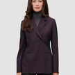 En person som har på seg en Women’s Avira Blazer Burgundy Berry over en grå turtleneck.