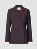Avira-blazer for damer i fargen Burgundy Berry, med dobbeltradet snitt, skrå krage og to knapper.