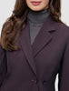 En mørk burgunderfarget Avira Blazer Burgundy Berry for damer, båret over en grå turtleneck-genser.