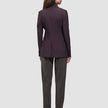 Bakfra-bilde av en kvinne som har på seg en mørk burgunderfarget Women’s Avira Blazer Burgundy Berry og grå bukser.