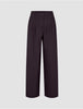 Avira-bukser for damer i fargen Wide Burgundy Berry, med plissering foran, knappelukking og en flatterende vid passform.