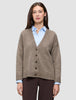 En tykk, myk strikket cardigan i ull for damer i fargen taupe melange, båret over en lyseblå skjorte med krage i klassisk dansk design.
