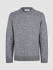Tykk, myk ullgenser med rund hals i fargen Glacier Grey, med strukturert strikk, ribbede mansjetter og ribbet nederkant.