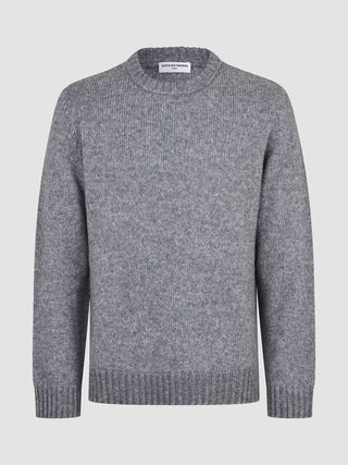 Grovstrikket, myk ullgenser med rund hals i fargen Glacier Grey, i grovstrikket, myk ull med ribbestrikkede mansjetter og nederkant, med nordisk design.