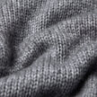 Nærbilde av en grå Chunky Soft Wool Knit Crewneck Glacier Grey-genser med en grov, myk strikketekstur.