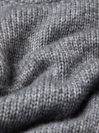 Nærbilde av en grå Chunky Soft Wool Knit Crewneck Glacier Grey-genser med en grov, myk strikketekstur.