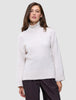 En kvinne iført en off-white, grovstrikket damegenser med høyhals i myk ull, Chunky Soft Wool Knit Turtleneck Sugar Melange.