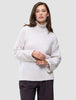 Kvinne iført en Women’s Chunky Soft Wool Knit Turtleneck Sugar Melange, en oversized kremfarget ullgenser.