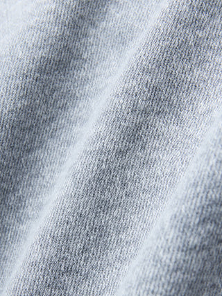 Nærbilde av Women’s Classic Denim Jacket i lysegrå, vasket stoff med synlig twillvevning.