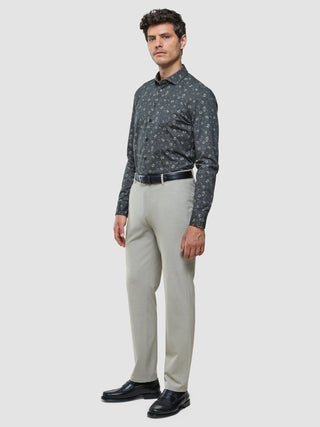En mann kledd i en «Classic Shirt Grey Floral Regular», lyse bukser og svarte loafers.