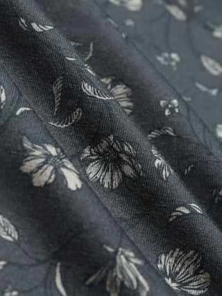 Klassisk skjorte, grå blomstermønster, Regular-passform, i mørkegrå stretchbomull med hvitt blomstermønster og skandinavisk design.