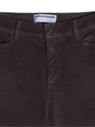 Mørk espresso-farget corduroy-bukse i avslappet passform med et formgivende merkelapp fra merket New Tomorrow.