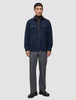 En mann i en dobbeltlags ullskjorte i mørk marineblå i regular-passform, brun turtleneck, grå bukser og loafers i skandinavisk stil.