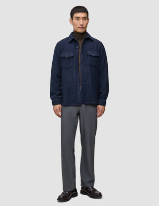 En mann i en dobbeltlags ullskjorte i mørk marineblå i regular-passform, brun turtleneck, grå bukser og loafers i skandinavisk stil.