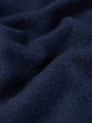 Nærbilde av det strukturerte, mørk marineblå stoffet i italiensk ullblanding på Double Layer Wool Overshirt Regular Dark Navy.