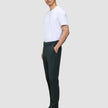 En mann i en hvit T-skjorte og Northern Pine Ease Pants Regular står i profil.