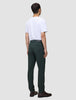En mann sett bakfra, kledd i en hvit T-skjorte og Ease Pants Regular Northern Pine med 360°-stretch.