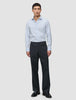 En mann kledd i en Elevated Shirt Regular Classic Blue Striped, mørke bukser og svarte loafers.