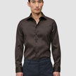 En mann iført en Elevated Shirt Regular Dark Brown – en langermet skjorte i skandinavisk-inspirert design.