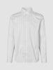 Elevated Shirt Regular – Lys grå stripete skjorte med knapper og klassisk krage i et rent, skandinavisk design.