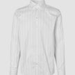 Elevated Shirt Regular – Lys grå stripete skjorte med knapper og klassisk krage i et rent, skandinavisk design.