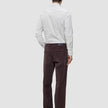En mann sett bakfra, kledd i en Elevated Shirt Regular Light Grey Striped, mørkebrune bukser og mørke sko.