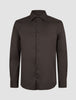 Elevated-skjorte, slim fit, mørkebrun: dresskjorte i mørkebrun Pima-bomull med smal passform, lange ermer og spiss krage.