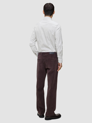 En person sett bakfra, kledd i en Elevated Shirt Slim med lysegrå striper og mørkebrune bukser.