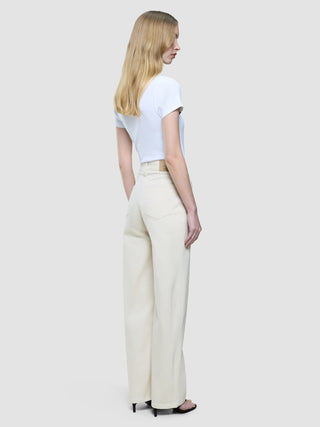 En kvinne sett bakfra, kledd i en hvit T-skjorte og «Women’s Relaxed Jeans Off White», som er et uttrykk for skandinavisk design.