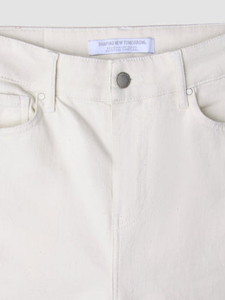 Løse damjeans i offwhite, laget av elastisk denim, med merkelapp og sølvfarget knapp.