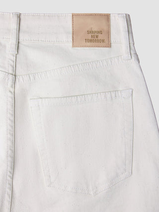 Baksiden av damjeansene «Relaxed Jeans Off White» i elastisk denim, med en lærlapp med «Shaping New Tomorrow»-logo.